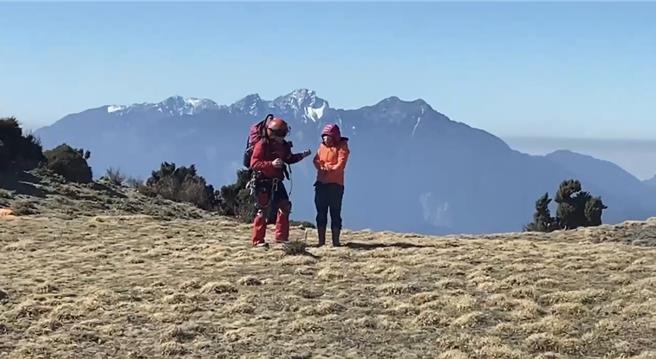 空勤直升机飞向东郡大山北鞍营地目标区，吊挂起尿毒症发作的26岁王姓女山友。（空勤提供）