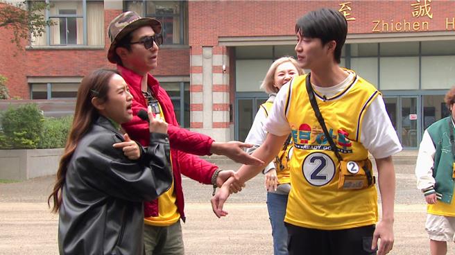 江宏杰（右）不小心失手打到吴姗儒（左）。（台视提供）