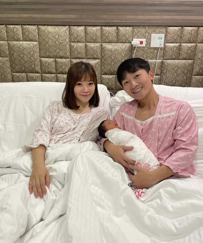 蔡昌憲（右）為了抱女兒，把老婆（左）的哺乳衣拿來穿。（摘自蔡昌憲IG）