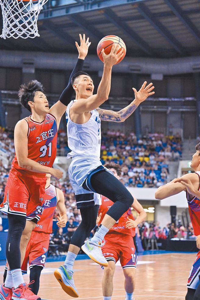 劉錚（右）憂心中華藍男代表隊的集訓狀況。（中華籃協提供）