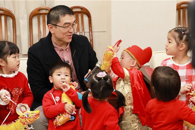 基隆市政府今年推出象徵「龙转钱坤 圆满丰收」的「招财金龙」小提灯，基隆市长谢国梁（后排左二）与过港幼儿园小朋友们一同宣传，相当温馨。（基隆市政府提供／徐佑升基隆传真）