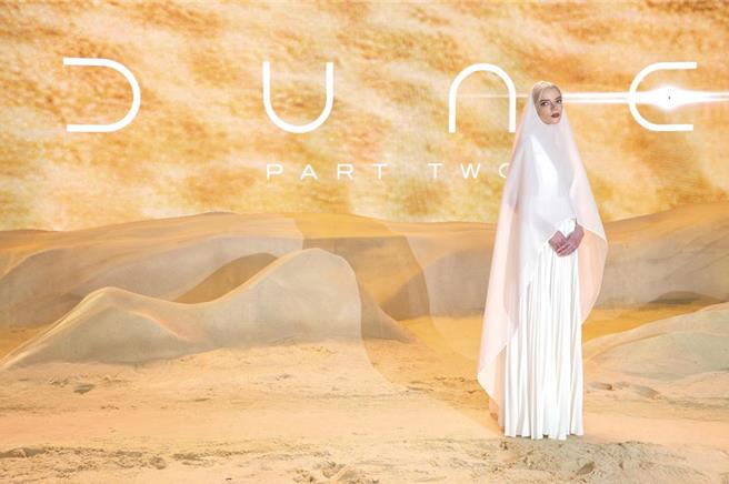 安雅泰勒喬伊以一身純白禮服踏上電影首映紅毯。（美聯社）