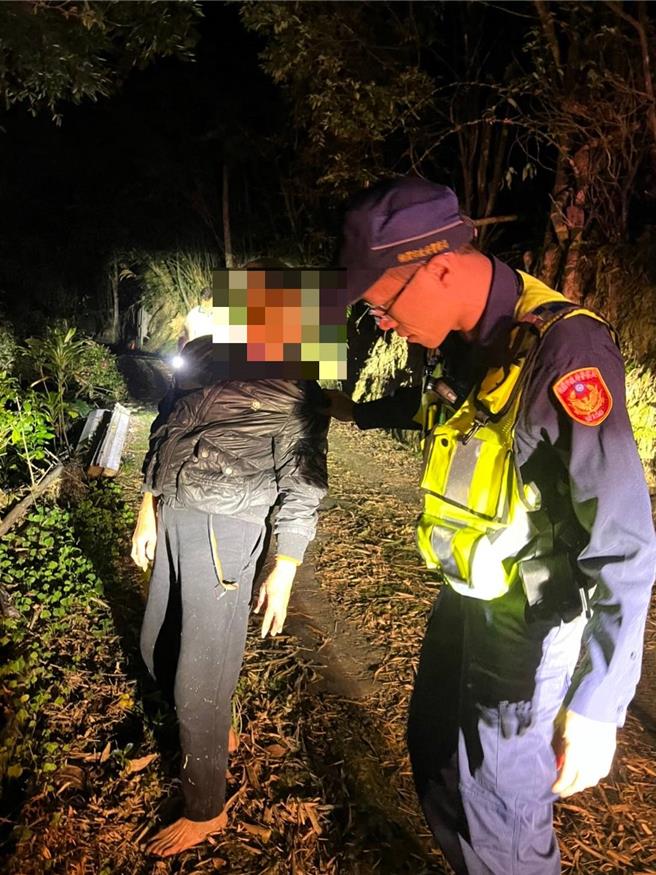 家住新北市的82岁杨姓老妇，15日在大溪区永福里一处山区跌倒，报案请求警方协助。（翻摄照片／蔡明亘桃园传真）