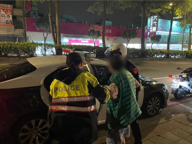 家住桃园区略有失智的69岁吕姓妇人，15日上午因膝盖不舒服想去诊所就医，却不慎迷途到平镇。（翻摄照片／蔡明亘桃园传真）