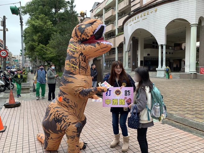 桃園中壢警方16日開學日特別穿上恐龍裝前進校園，宣導反詐與反毒品觀念。（翻攝照片／蔡明亘桃園傳真）