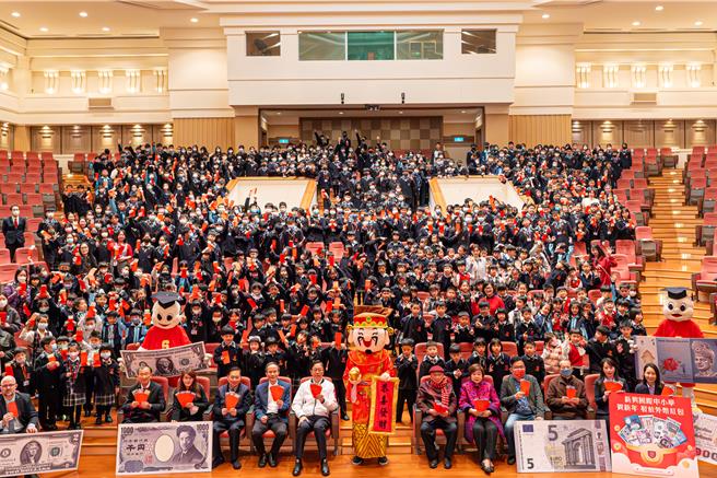 拿红包是国人传统习俗，桃园市新兴国际中小学的开学典礼别开生面，发放外币红包给每位学生贺年，包含马来币、新加坡币、澳币、欧元、泰铢、美金、日币、菲律宾币，学生既惊喜又期待，桃园市长张善政也到场祝贺。（校方提供）
