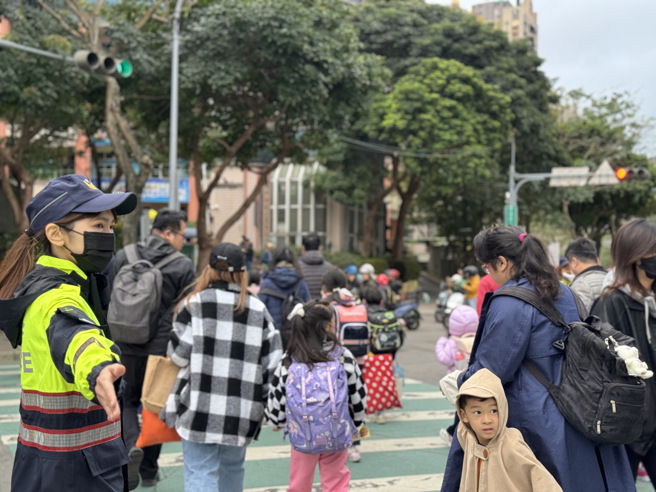 新北警於開學首日即啟動護童專案，針對198所國民小學，動員667名警、民力，共同執行護童專案勤務，於校園周邊執行交通疏導，確保學童上下學安全。（圖／警方提供）