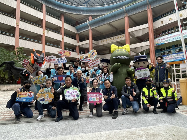 新北警於開學首日即啟動護童專案，針對198所國民小學，動員667名警、民力，共同執行護童專案勤務，於校園周邊執行交通疏導，確保學童上下學安全。（圖／警方提供）