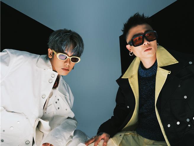 鼓鼓与萧秉治组成的限定团体「GX」近来推出新迷你专辑。（相信音乐提供）