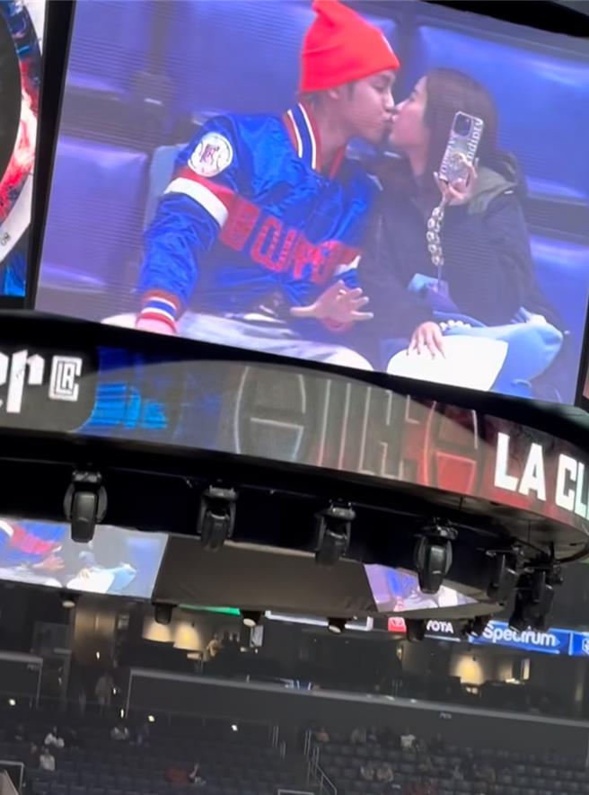 鼓鼓（左）和大元在NBA球场上被镜头捕获浪漫接吻。（翻摄自IG）