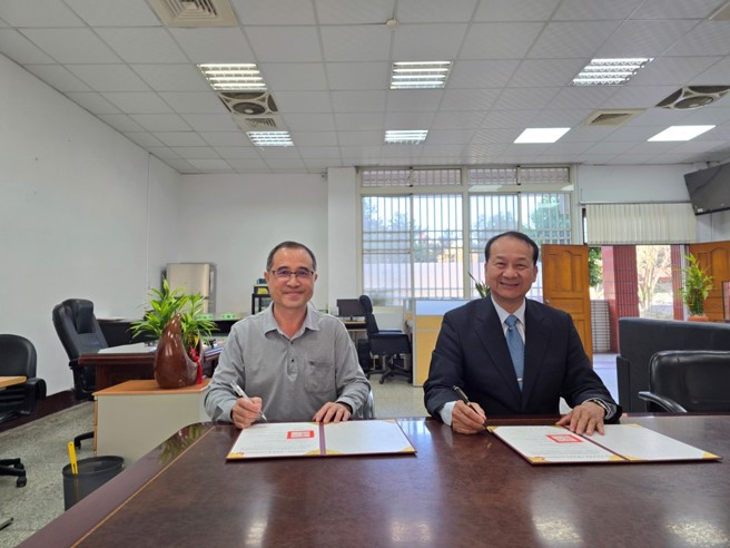 大成商工陳瑞元校長(左)與台鋼科大陳天惠校長簽訂策略聯盟協議。(照片/台鋼科大提供)