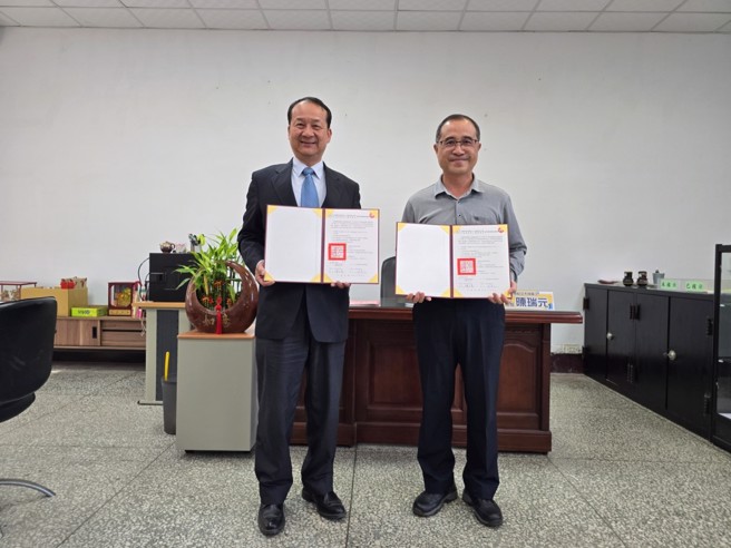 大成商工陳瑞元校長(右)與台鋼科大陳天惠校長簽訂策略聯盟協議。(照片/台鋼科大提供)