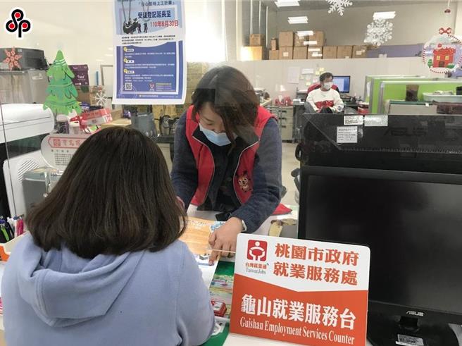 如果要申请「劳动部失业劳工子女就学补助」，家长要把教育部补助的1.75万元还给学校后、放弃补助后才能申请。（报系资料照）