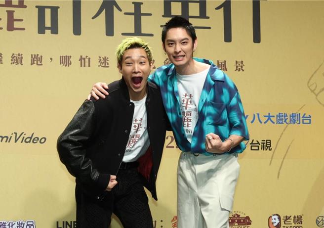 曹佑寧（右）與黃冠智飾演兄弟。（粘耿豪攝）