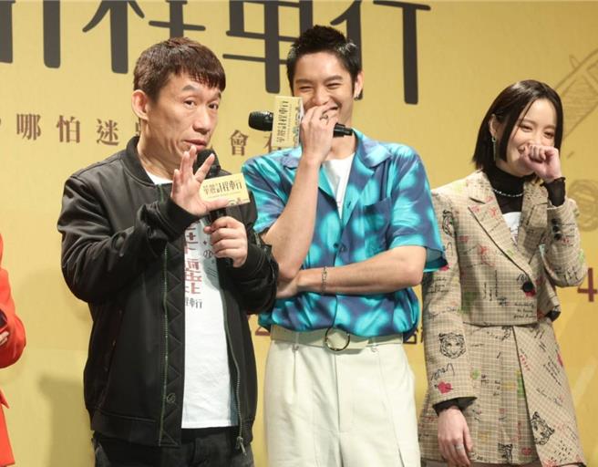 郭子乾（左）突模仿柯文哲，逗笑曹佑寧、程予希。（粘耿豪攝）