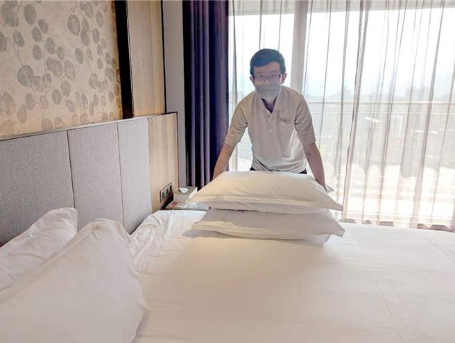 曾任兽医助理的陈颖杰，藉由桃竹苗分署房务人员职训，成功转职为饭店房务员。（桃竹苗分署提供／蔡明亘桃园传真）