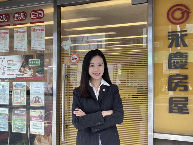 蔡宜霖为了摆脱低薪生活，选择转职到能挑战高收入的房仲工作，成功圆梦买房。(图/永庆房屋提供)