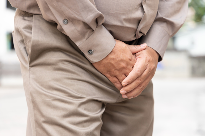 摄护腺肥大是年长男性常见病症，根据国健署统计，50岁以上的男性约50％有此问题，且年纪越大、比例越高。（示意图：shutterstock／达志）