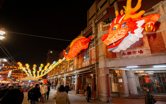 「好運一條龍」妝點氣球及共創燈籠，是迪化街商圈熱門踩點妝點之一。（圖／臺北市商業處提供）