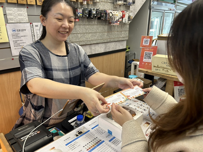 民眾於2/17-3/3至指定商圈場域合作店家採買商品，滿額即可獲取「好康龍抵加」抽獎券。（圖／臺北市商業處提供）