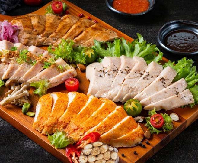 「野人舒食」舒肥雞胸加贈蒜香雞腿或腰內豬排，15入+2入活動價1111元。（momo提供／古明弘台北傳真）