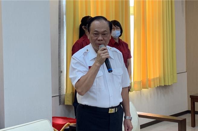 基隆市消防局長向永財16日遭媒體爆料疑有婚外情，並刊出多張和一名女子貼臉親吻等親密合照。對此向永財回應，兩人是普通朋友關係，也不是什麼小三，而他的電腦照片資料遭人竊取外流，已經報案。（徐佑昇攝）