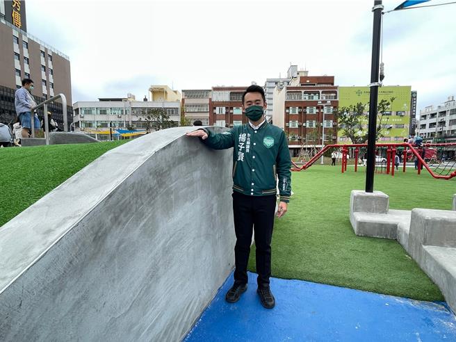 彰化市延平公園停車場2歲至12歲兒童遊戲區的土坡一端有綠色緩衝軟墊，另一端則是藍色水泥地，縣議員楊子賢擔心有墜落風險。彰化縣議員楊子賢提供／孫英哲彰化傳真）