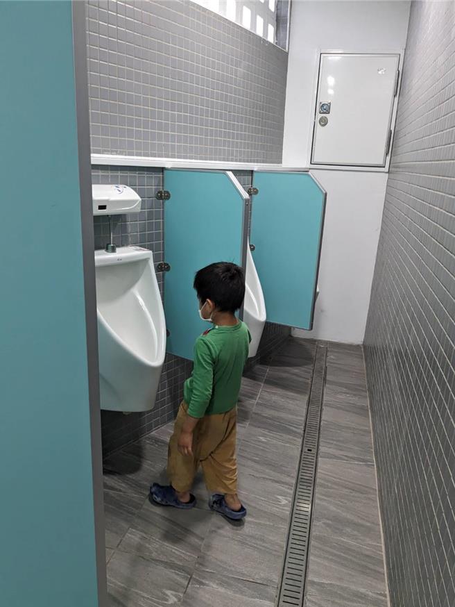 彰化市延平公園停車場的公廁設計沒有給兒童身高使用的洗手台跟小便斗。（彰化縣議員楊子賢提供／孫英哲彰化傳真）