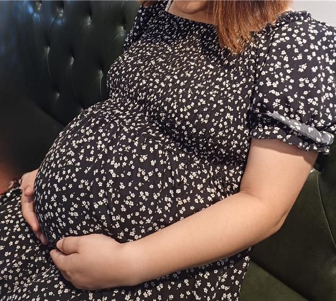 《人工生殖法》修法討論多時，其中代理孕母開放與否爭議最大。衛福部國健署將於27日召開首場公聽會，預計廣邀百名專家學者及民間團體與會。圖為懷孕女性示意圖（本報資料照）