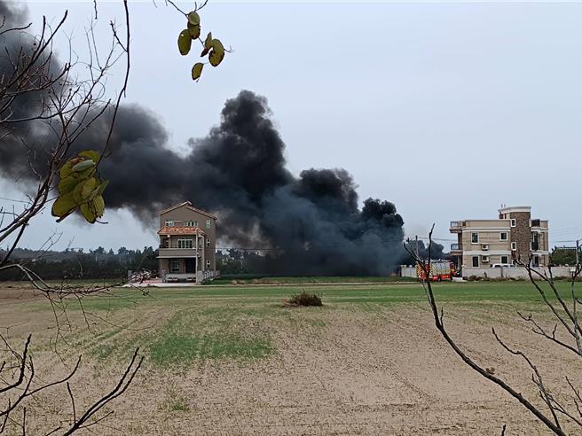 金门金沙地区今日中午发生起火烧车意外，大火引燃50多辆屋主搜藏的老机车，窜天黑烟数公里外都可看见。(图／民眾提供)