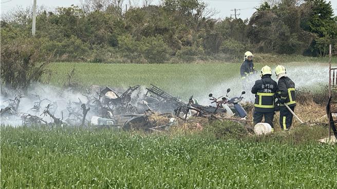 警消获报立即出动7车15人前往抢救，火势于10分钟内控制未波及附近民宅，所幸无人员伤亡。(于家麒摄)