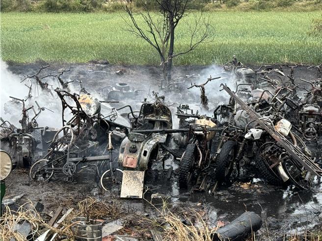 原想用火灭蚁的屋主一把火烧了苦心搜藏的50多辆宝贝机车让他欲哭无泪，初估财损超过20万元。(于家麒摄)