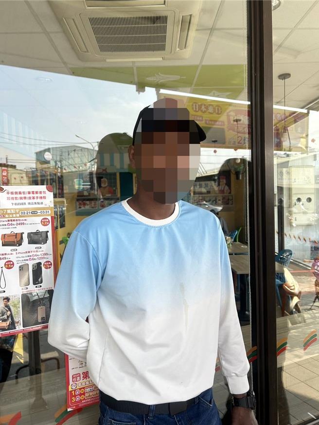 台南市警方近日逮獲馬來西亞籍男子從事詐騙車手，在超商狂領現金遭起疑，警方逮人後發現他身上有不明來源的提款卡與數萬現金，事後並找到遭詐的被害人。（讀者提供／程炳璋台南傳真）