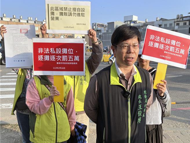 台南市政府市場處、警察局、工務局、環保局等機關，16日下午前往安平燈區對違規攤商進行聯合稽查行動。（讀者提供／洪榮志台南傳真）