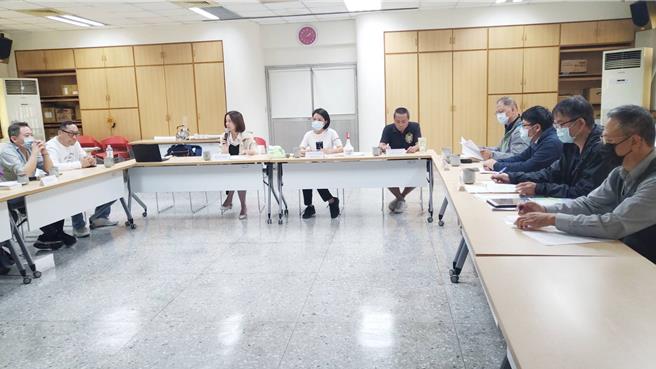 新北市寵物買賣定型化契約修訂會議。（新北市動保處提供）