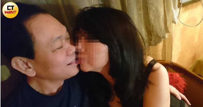 基隆市消防局長向永財遭爆婚外情，匿名爆料者提供多張向永財與一名女子的親密照片。（圖翻攝周刊王／讀者提供）