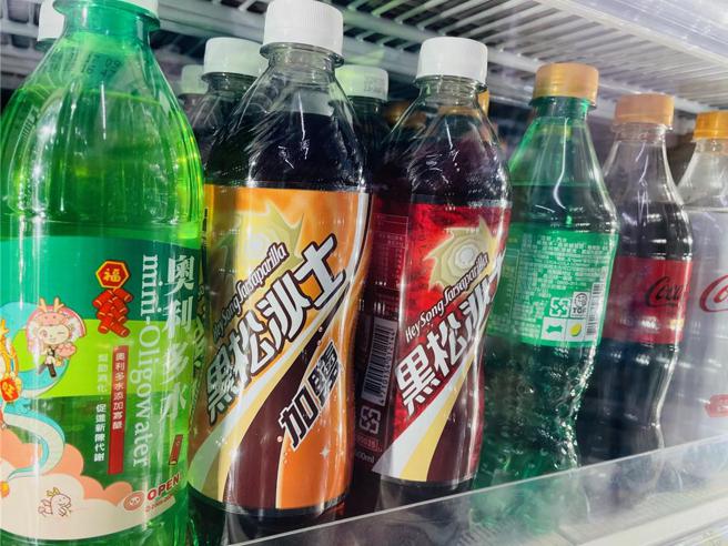 黑松沙士、FIN、C＆C等3月起涨价，最高涨25％。（李丽满摄）