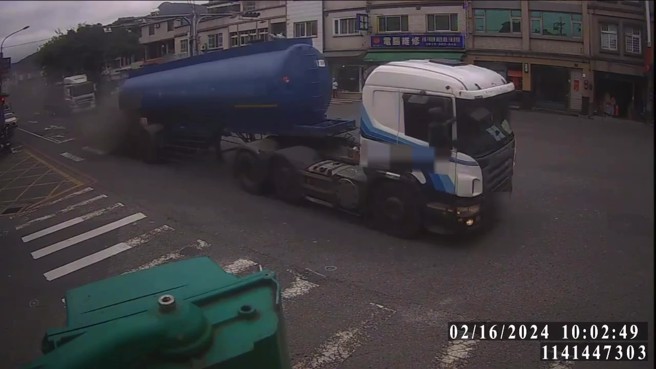 今（16）日上午10时许，宜兰县头城镇青云路2段1辆油罐车因后轮煞车故障锁死造成轮胎起火。（图／翻摄画面）