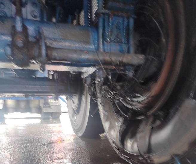 今（16）日上午10时许，宜兰县头城镇青云路2段1辆油罐车因后轮煞车故障锁死造成轮胎起火。（图／警方提供）