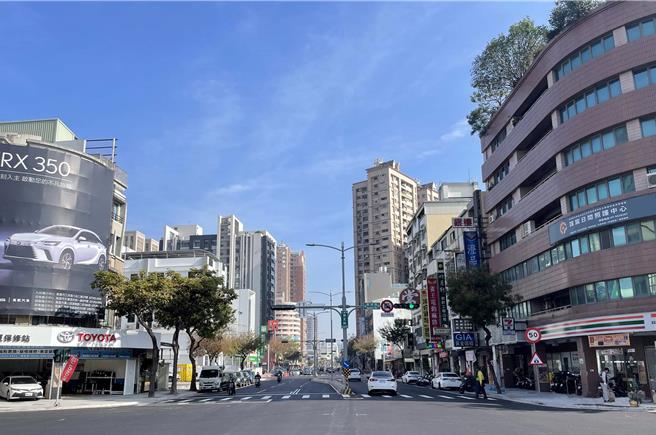 华夏路进行人本交通改造，提供更安全好走道路环境，不过施工期长引发不少抱怨，周边店家希望人潮能尽早回归消费。（工务局提供／任义宇高雄传真）