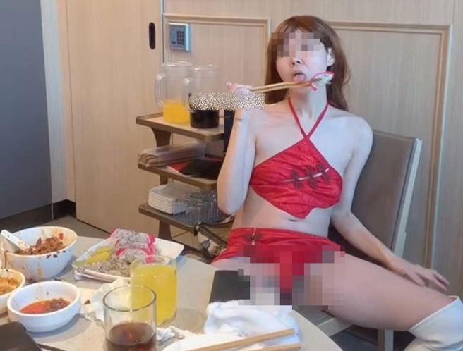 大陆有网美日前到海底捞用餐，竟然用筷子夹火龙果摩擦下体后，再拿起来舔舐。（图／翻摄自微博）