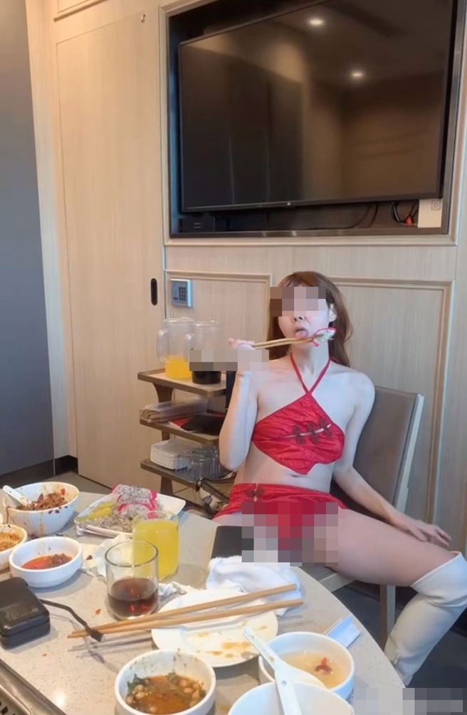 大陆有网美日前到海底捞用餐，竟然用筷子夹火龙果摩擦下体后，再拿起来舔舐。（图／翻摄自微博）