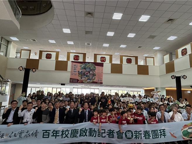 屏科大今年迎來百歲生日，系列活動16日開跑，不少知名校友也回娘家一同歡慶，如桌球國手江宏傑、La new董事長劉保佑等。（謝佳潾攝）