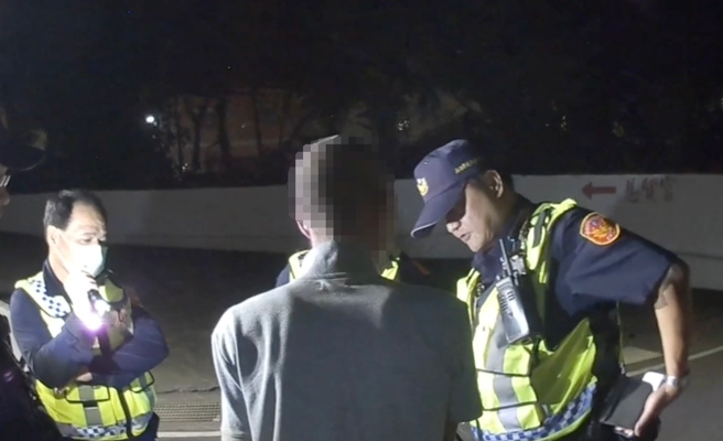 高雄1名57岁蔡姓男子酒醉持小斧挥舞，嘴里喃喃自语，经过民眾被他的行为吓一跳，纷纷打电话报警。（图／警方提供）