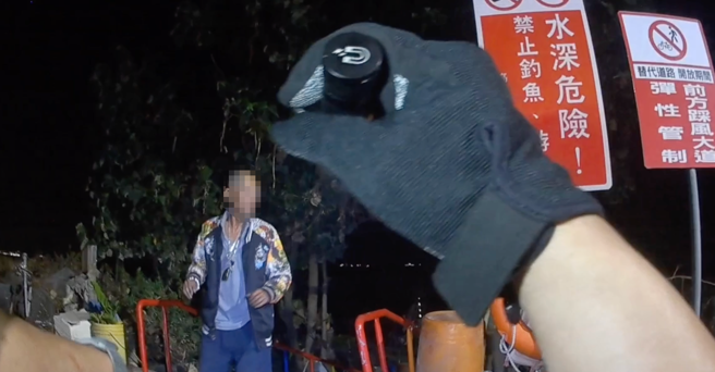 高雄1名57岁蔡姓男子酒醉持小斧挥舞，嘴里喃喃自语，经过民眾被他的行为吓一跳，纷纷打电话报警。（图／警方提供）