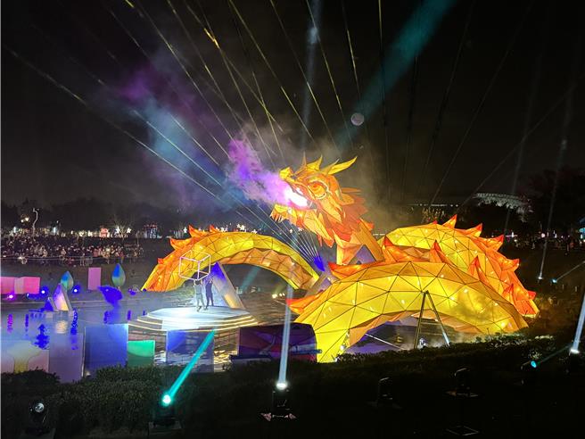 2024中台灣元宵燈會「台中龍賀！」16日晚間於台中中央公園登場，由台中市長盧秀燕等人開幕點燈，現場高達76米水中巨龍主燈「台中龍賀」盤踞在滯洪池水域，結合發光立方體展演，氣勢優美而磅礡。（潘虹恩攝）