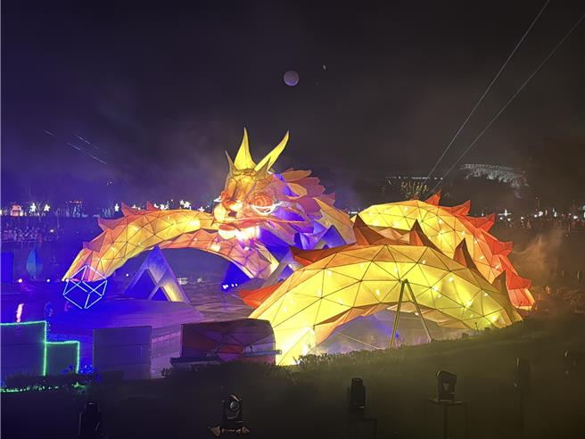 2024中台灣元宵燈會「台中龍賀！」16日晚間於台中中央公園登場，由台中市長盧秀燕等人開幕點燈，現場高達76米水中巨龍主燈「台中龍賀」盤踞在滯洪池水域，搭配睜眼、抬頭、舉身、吐息等動作超吸睛。（潘虹恩攝）