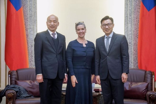 美国在台协会（AIT）台北办事处长孙晓雅（Sandra Oudkirk）16日下午前往立法院拜会立法院长韩国瑜，立法院副院长江启臣也在旁陪同。（取自韩国瑜脸书）