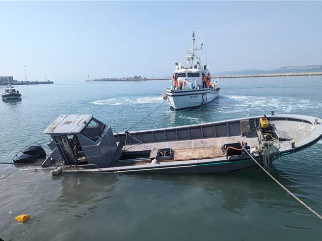 針對14日大陸非法越界漁船拒檢逃竄不慎翻覆造成2死案，金門海巡隊今日傍晚已向地方檢察署報驗。（圖／民眾提供）