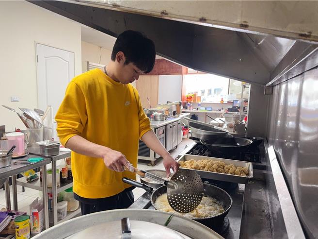 谢章颖在便当店亲自下厨。（奋青工作室提供）